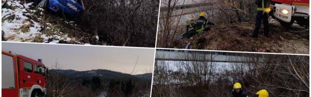 SPASILAČKE SLUŽBE I POLICIJA OKRUŽILI AMBIS NA PUTU KOD KRAGUJEVCA Isprevrtao se automobil, usledila akcija izvlačenja ljudi! Evo kako je izgledalo spašavanja