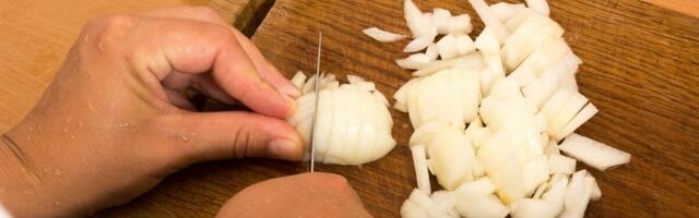 EVO ZBOG ČEGA SE LUK SEČE NA 12 DELOVA NA BADNJE VEČE! Naši preci su verovali da se tako PREDVIĐA...