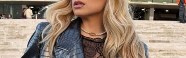 Sara Jo usred bela dana u čipki i providnom: Prošetala ulicom OVAKVA, liniju dovela do savršenatva