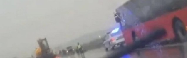 KOLAPS KOD BUBANJ POTOKA! Zapalio se automobil, saobraćaj usporen!