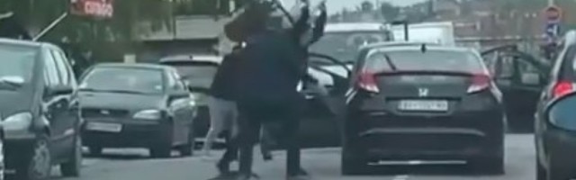 (VIDEO) KAKVO LEMANJE U CENTRU ŽARKOVA! Muškarci se potukli u saobraćaju: Letele stolice, radile palice - ne zna se ko koga ŠIBA