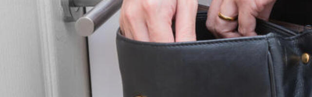 OVU STVAR NIKAD NE DRŽITE U TORBI  Privlači nesreću i siromaštvo u vaš život