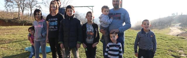 Предраг ради од јутра до мрака да прехрани дванаесторо деце и отплати кредит за кућу