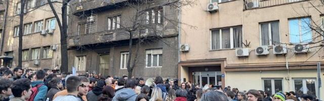 Studenti i aktivisti ispred Ministarstva: Predali zahtev za otvaranjem biračkog spiska