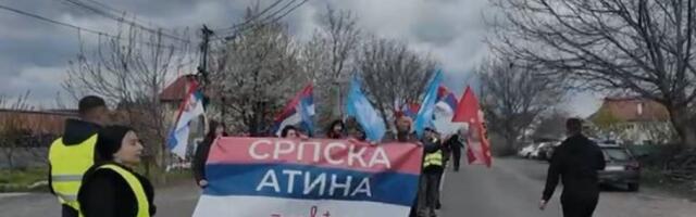 "SRPSKA ATINA, TIHA VEĆINA" Doček studenata koji hoće da uče u Batajnici, a koji su krenuli na svenarodni skup (VIDEO)