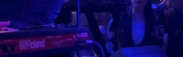 (VIDEO) MILJANA KULIĆ NAKON TOPAONICE OTIŠLA PRAVO U NOĆNI KLUB: Bivša rijaliti učesnica sa majkom luduje na nastupu poznate pevačice