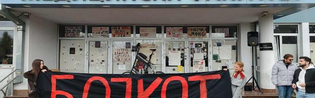 VIDEO Održan skup ispred Medicinskog zbog sednice Saveta o dekanu: Bojkot uspeo, proces kreće ispočetka