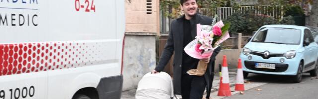 SUPRUG ALEKSANDRE BURSAĆ STIGAO U PORODILIŠTE: Pevač ne skida osmeh sa lica, a svi gledaju šta je poneo sa sobom (FOTO)