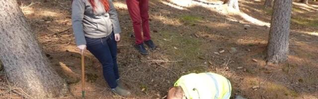 Mladić se sapleo o žicu u šumi, a onda je pao na ovo! Kad je shvato šta je našao, pobeleo je od šoka