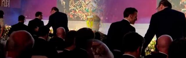 Posebna mesta za prijatelje: Vučić sedeo pored Makrona na večeri koju je Modi organizovao (VIDEO)
