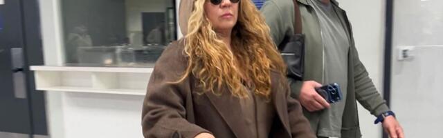 Indira Radić bez šminke i s kapuljačom na glavi na aerodromu! Ovako je reagovala na pitanja o Breni i Popoviću