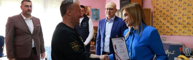 Đurđević Stamenkovski posetila porodicu borca s Košara Vladana Bajkića: Ocu uručili boračku spomenicu, a s majkom razgovarali o statusu roditelj-negovatelj