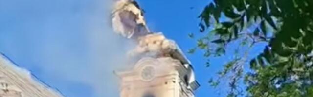 VIDEO: U požaru urušen deo crkve u Botošu