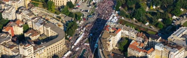 MOĆNI KADROVI! POGLEDAJTE DRON SNIMKE VELIČANSTVENOG SKUPA Od ovih prizora će zaigrati srce svakom građaninu! Ovako izgleda UJEDINJENA SRBIJA