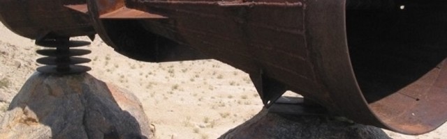 Još jedna misteriozna stvari koja je postavljena na neočekivanom mestu, usred pustinje stoji džinovski predmet