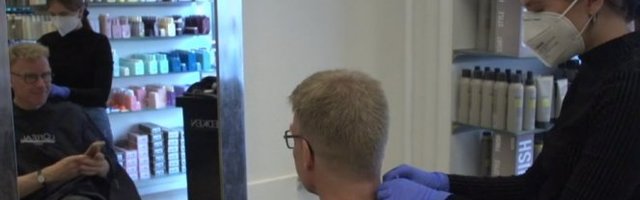 (VIDEO) OVAKO ĆE USKORO IZGLEDATI ODLAZAK KOD FRIZERA! Danska relaksirala mere u borbi protiv koronavirusa!