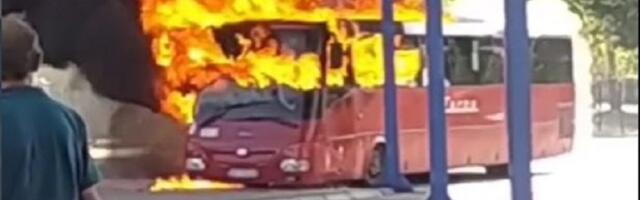 Požar u Obrenovcu: Vatra "progutala" autobus (VIDEO)