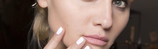 Beli manikir: 9 nail art dizajna u apsolutnoj boji leta