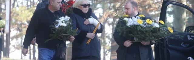 ZORICA MARKOVIĆ STIGLA NA SAHRANU PRVOG MUŽA: Pevačica se raspada od bola, on je bio njena najveća ljubav!