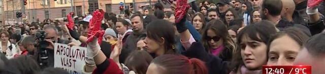 "Ostavke, ostavke": Protest u centru Beograda zbog nesreće u Novom Sadu (VIDEO, FOTO)