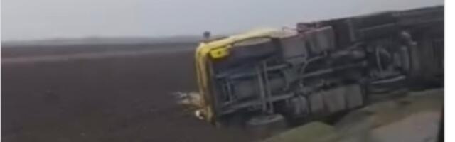 Teška nesreća kod Šida: Prevrnuo se kamion, sav tovar rasut  (VIDEO)