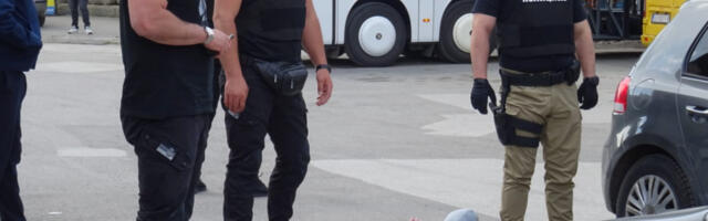 DRAMA KOD ARENE! DIVLJAO U AUTOBUSU, PA POKUŠAO DA OTME  POLICAJCU PIŠTOLJ Uhapšen muškarac zbog niza incidenata