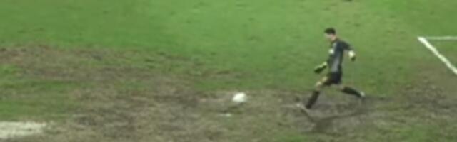 Kad lopta ide kroz kaljugu, niko ne zna šta sledi: Crna Gora podarila svetu najkomičniji gol sezone /VIDEO/