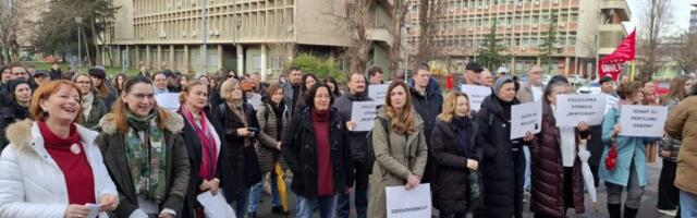 Protest ispred Rektorata u Novom Sadu: „Senat se pretvorio u partijski odbor, nadamo se da ih je barem malo sramota“