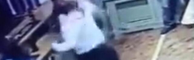 PRONAŠLA MUŽA U KLADIONICI, NABOLA GA GLAVOM PA UNAKAZILA PESNICAMA: Stravičan snimak šokira do skoske! (VIDEO)