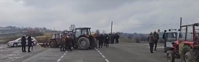 Poljoprivrednici iz Levča blokirali danas stari put Kragujevac-Jagodina