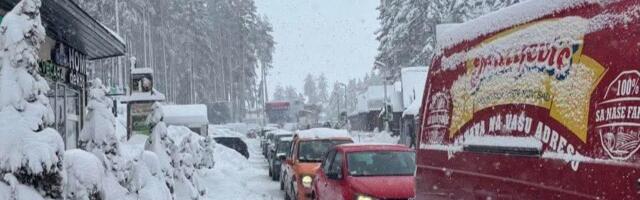 OD ZLATIBORA DO BEOGRADA PUTOVALI KAO DA SU BILI U GRČKOJ! Sneg mladom paru napravio paklene probleme do kuće: "Jedan kolaps za drugim, jedva smo doputovali!"