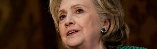 Hilari Klinton: 'Nikad nisam letela Epstinovim avionom, niti išla na njegovo ostrvo'