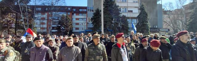 Protest podrške uhapšenim veteranima u Kraljevu: Borimo se za otadžbinu, a državu su nam oteli (VIDEO)