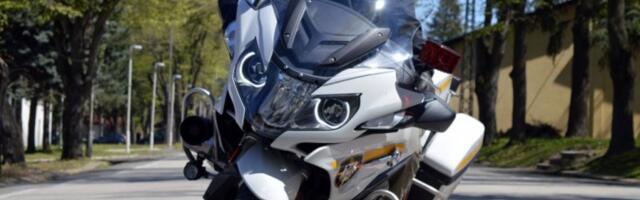 POVREĐEN POLICAJAC! Teška saobraćajna nesreća u Kraljevu, vozač automobilom naletao na službeni motocikl!