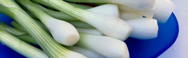 Mladi luk na pijaci izgleda savršeno: Pogledajte dno pera, ono otkriva da li je naprskan hemijom