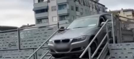 "KUME ZNAM JA PREČICU, NE TREBA TI GPS"! Pogledajte kako se BMW u Kruševcu nasukao na stepenište