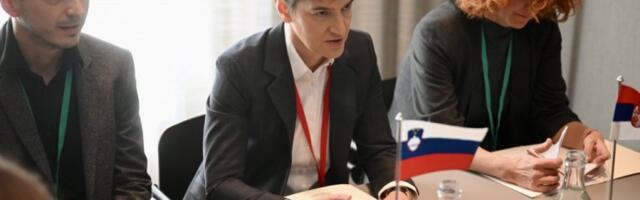 "ZAMISLITE KAD BI SVI KAČILI SVOJ PRLJAV VEŠ NA ZGRADAMA U CENTRU BEOGRADA!" Ana Brnabić iz Kopenhagena oštro o rektoru Đokiću i transparentu sa Narodne skupštine! (VIDEO)