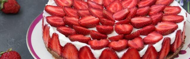 Torta sa jagodama i piškotama, recept za lagani letnji desert