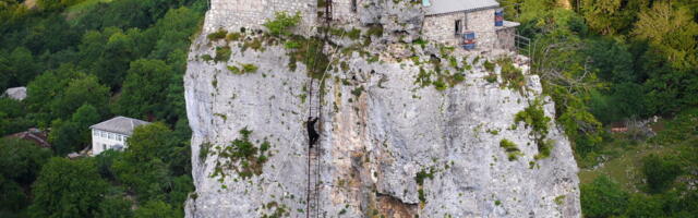 Bivši robijaš služi Bogu u crkvi na vrhu stene visoke 40 metara: Monah Maksim potpuno sam 33 godine živi u kućici, samo 2 puta nedeljno silazi među ljude