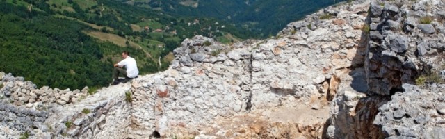Misteriozni grad na vrhu litice kod Bajine Bašte: Solutnik čuva tajne, a sa njega pogled puca skoro na pola Bosne (FOTO)