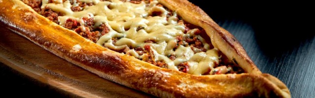 Makedonska pica - recept za sočnu pogaču s kockicama mesa