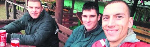 BRUTALNA SAČEKUŠA! MLADIĆA IZBOLI NOŽEVIMA ZBOG DEVOJKE! Otkriven motiv stravičnog zločina na Petlovom brdu! POLICIJA TRAGA ZA UBICAMA!