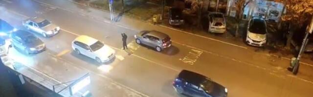 Nepoznati muškarac ometa saobraćaj i uznemirava pješake u Novom Pazaru (Video)