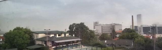 Oblaci PROGUTALI BEOGRAD: Krenula oluja, presavija drveće (VIDEO)