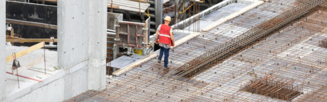 OBRT U VEZI SA NESREĆOM U NOVOM SADU  Radnik za koga se mislilo da je preminuo nakon što mu je pala šina na glavu. živ je i u bolnici