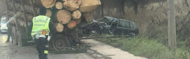 Povređen vozač automobila kada je u njega udarila prikolica koja se otkačila s kamiona