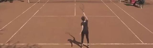 Pojavio se novi snimak teniserke koja ne zna da drži reket, a ni pravila: Ovo je nerealno, pogledajte kako je "igrala" /VIDEO/