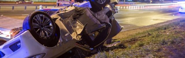 IZGUBIO KONTROLU NAD VOZILOM, UDARIO U SEMAFOR I PREVRNUO SE! Teška saobraćajka u Pančevu!