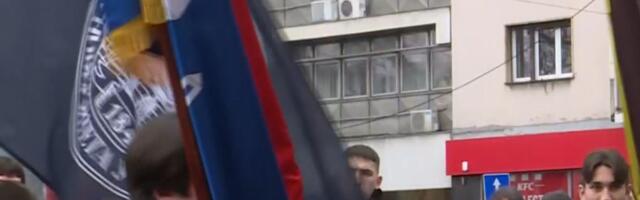 Okupljaju se studenti i građani ispred Rektorata: Blokirana ulica na Studentskom trgu