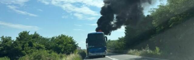 Vatra kulja iz autobusa! Veliki sudar kod Šapca, vozačima se u ovom delu puta savetuje OPREZ